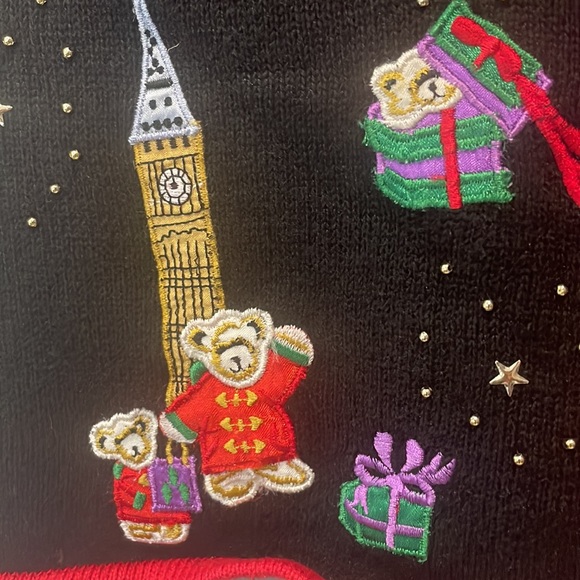 Christmas knit vest with zipper featuring landmarks from around the World - Picture 2 of 11